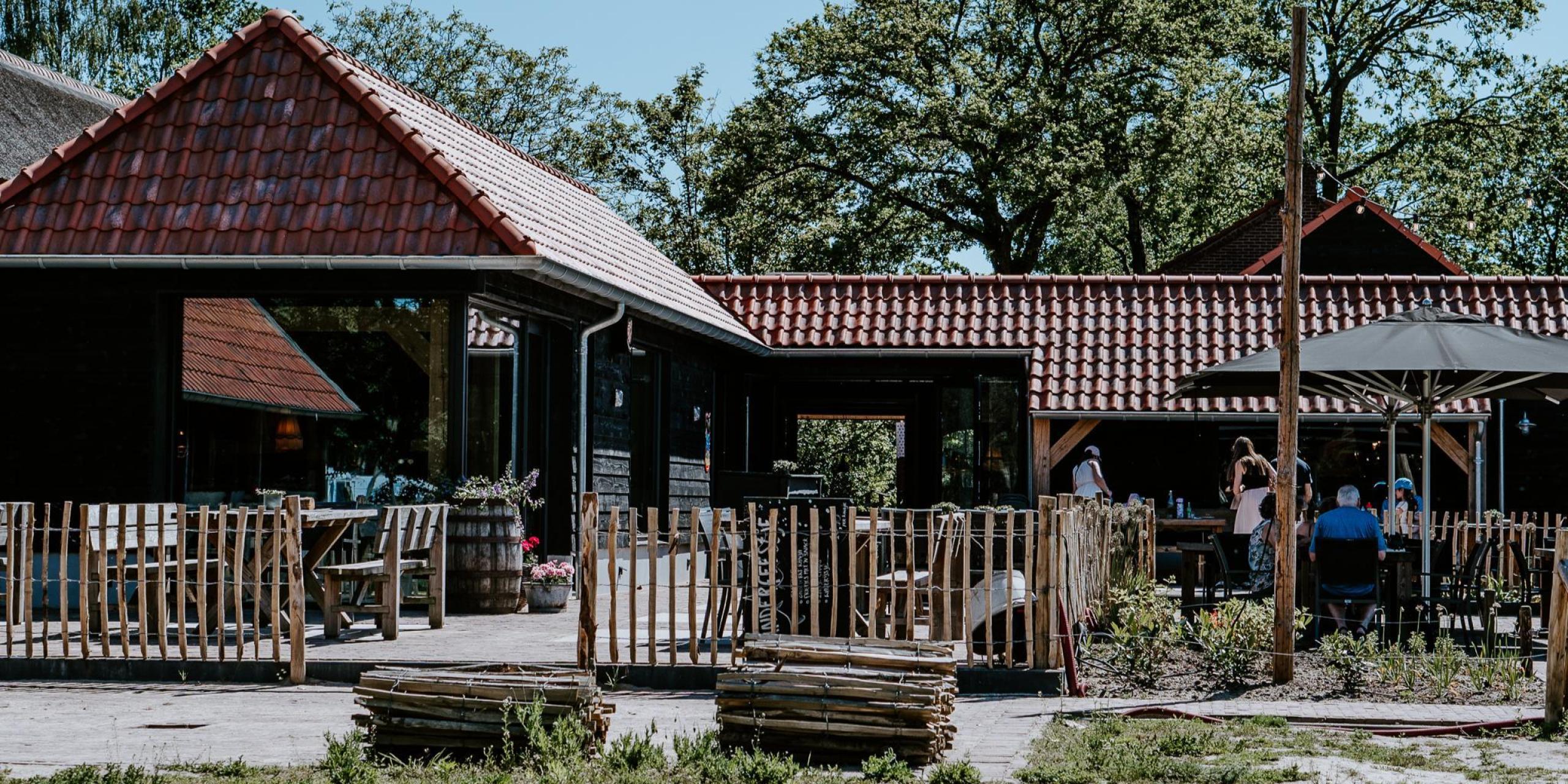 Kom Bourgondisch genieten van authentieke gerechten en schuif aan op ons boerderijterras.